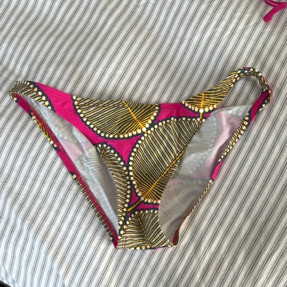 Patagonia Vibrant Pink and Gold women’s Swimwear Set - Picture 5 of 6